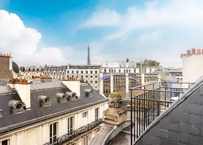 Above The Rooftops Eiffel View Apartment *